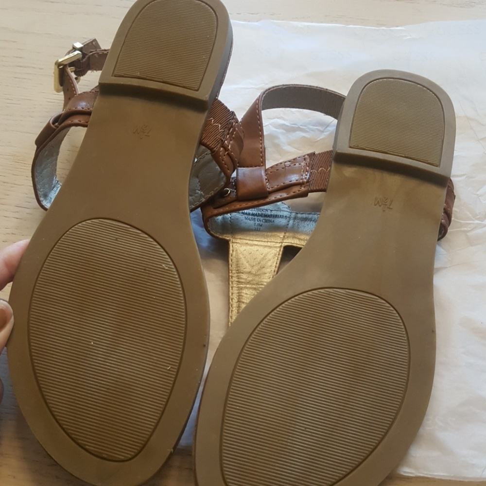 🌴🌞 BRAND NEW GUESS SANDALS🌞🌴 - Picture 4 of 4